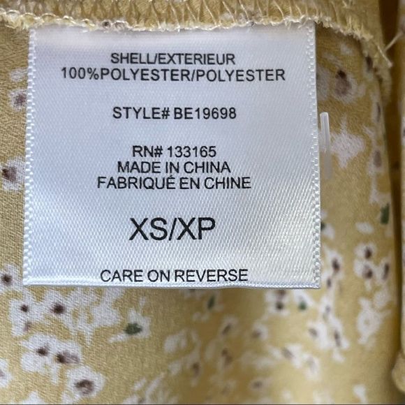 Everleigh Top Size XS Blouse Floral Yellow White Sleeveless Button Shirt V-neck - Picture 10 of 10